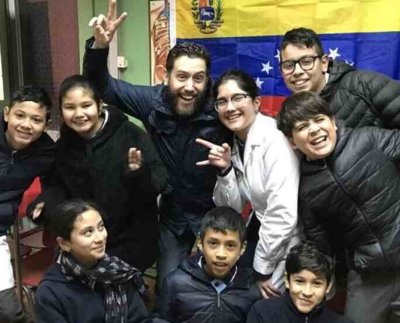 El venezolano Gary Ramos ha vendido más de 14.000 ejemplares de sus libros para niños y ha presentado sus publicaciones en colegios ferias y librerías de todo Chile.