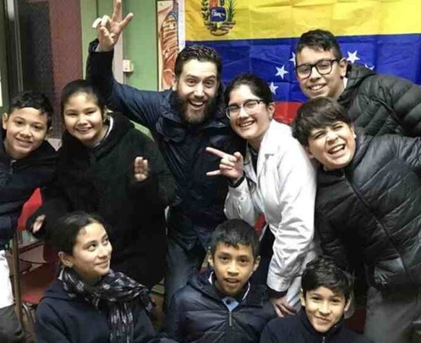 El venezolano Gary Ramos ha vendido más de 14.000 ejemplares de sus libros para niños y ha presentado sus publicaciones en colegios ferias y librerías de todo Chile.