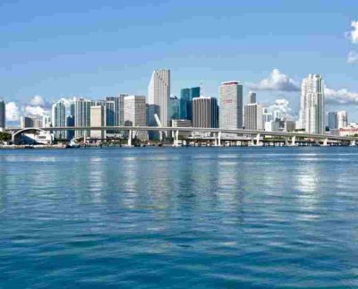 Uno de los aspectos más interesantes es cómo refleja la coexistencia y la influencia mutua entre las comunidades de habla hispana e inglesa en el sur de Miami.