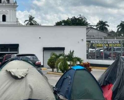 Los miles de migrantes que llegan al fronterizo pueblo de Esquipulas en Guatemala buscan un descanso tras haber recorrido varios países desde América del Sur.