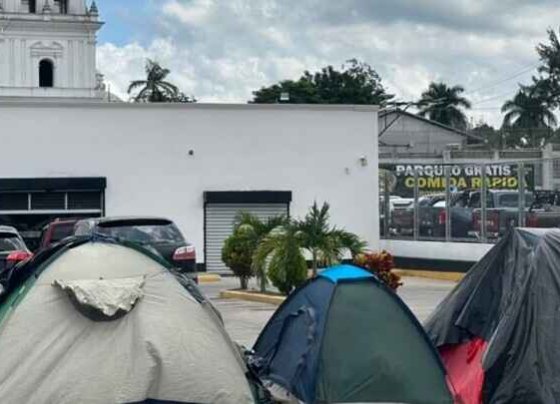 Los miles de migrantes que llegan al fronterizo pueblo de Esquipulas en Guatemala buscan un descanso tras haber recorrido varios países desde América del Sur.