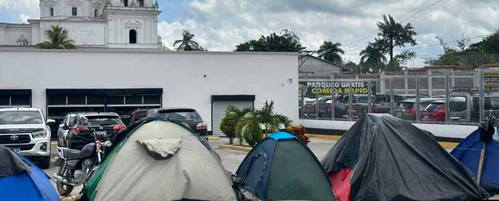 Los miles de migrantes que llegan al fronterizo pueblo de Esquipulas en Guatemala buscan un descanso tras haber recorrido varios países desde América del Sur.