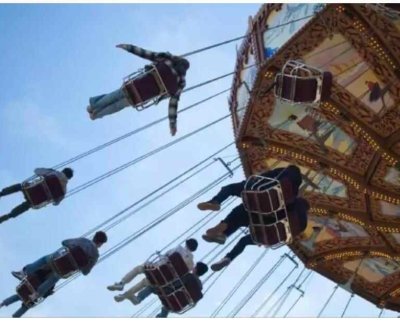 Un video difundido en redes sociales mostró el momento en que el asiento de la chica se desacopló del juego mecánico.