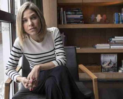 La novela narra como una correctora de una editorial extranjera que acaba de perder a su madre se ve atrapada en una situación que la empuja a decidir entre la moral y la supervivencia.