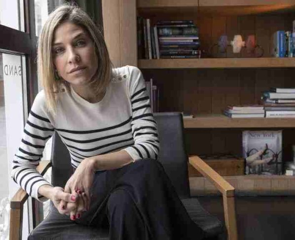 La novela narra como una correctora de una editorial extranjera que acaba de perder a su madre se ve atrapada en una situación que la empuja a decidir entre la moral y la supervivencia.