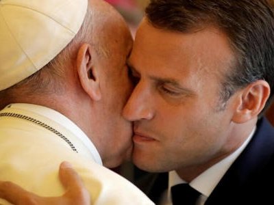 La iniciativa del mandatario despierta críticas desde la izquierda en plena polémica en Francia sobre la prohibición de la abaya el vestido tradicional portado por las musulmanas.