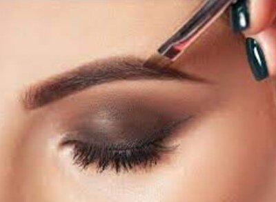 Las cejas son una parte muy importante del rostro ya que enmarcan la mirada y expresan nuestras emociones. Por eso es fundamental cuidarlas y maquillarlas adecuadamente