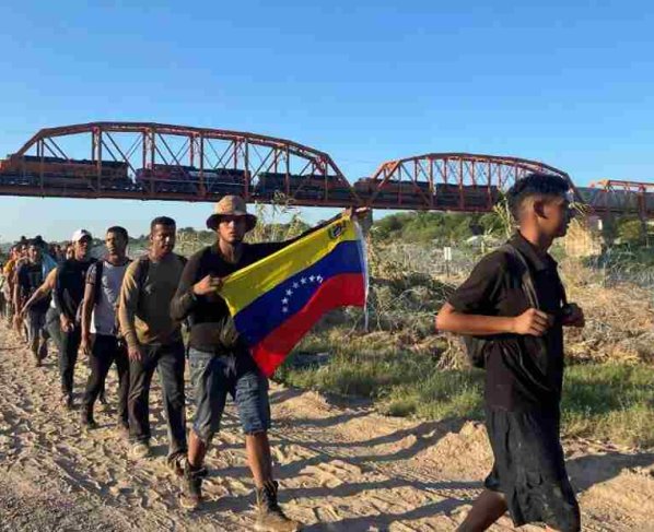 La canciller mexicana Alicia Bárcena dijo en Nueva York que más de 8 mil personas llegan diariamente a la frontera norte de México esperando pasar a Estados Unidos.