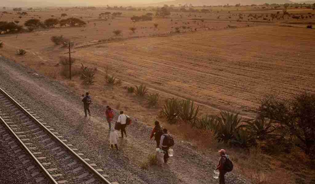 En Nueva York el gran flujo de migrantes recién llegados comienza a generar tensiones y allí una ley obliga al gobierno local a otorgar refugio a algunos recién llegados.