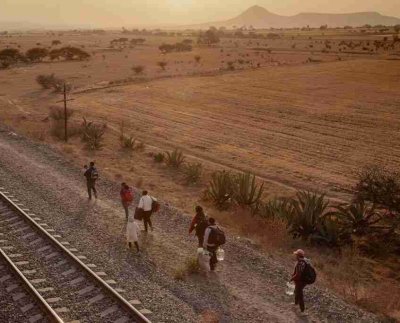 En Nueva York el gran flujo de migrantes recién llegados comienza a generar tensiones y allí una ley obliga al gobierno local a otorgar refugio a algunos recién llegados.