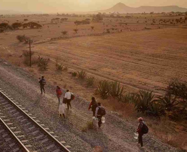 En Nueva York el gran flujo de migrantes recién llegados comienza a generar tensiones y allí una ley obliga al gobierno local a otorgar refugio a algunos recién llegados.