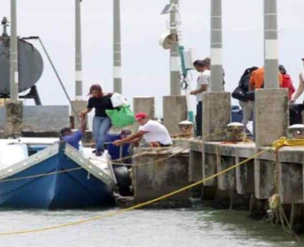 Los abogados afirman que los inmigrantes fueron obligados a aceptar la deportación bajo amenaza de prisión y que no se les concedió el derecho como solicitantes de asilo a impugnar la medida.