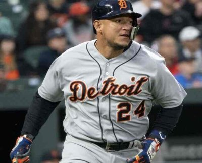 Miguel Cabrera empata marca de Hank Aaron “El Tigre Mayor” como también se le conoce al Grande Liga Miguel Cabrera en los Tigres de Detroit logró una nueva hazaña en su camino hacia el Salón de la Fama, alcanzar y empatar al mítico jugador de béisbol Hank Aaron, ubicado en el puesto 21 al conectar en un juego 4 incogibles en MLB El venezolano Miguel Cabrera, pelotero de los Tigres de Detroit, aumentó su legado en MLB tras empatar una increíble marca de Hank Aaron. Durante el segundo encuentro de la serie entre los Tigers y los Chicago White Sox, “Miggy” tuvo una destacada actuación con cuatro imparables y logró hacer historia en las Grandes Ligas. “El Tigre Mayor” fue alineado el line up de Detroit Tigers como cuarto en el orden al bate y como bateador designado. “Miggy” salió con la vista clara y logró conectar cuatro imparables en cinco turnos al bate. Además, llegó al home en un par de ocasiones y logró remolcar tres carreras. Miguel Cabrera con esta nueva hazaña hace historia y empata la marca de Hank Aaron. Este fue el juego #49 de cuatro o más imparables de Miguel Cabrera en su espectacular carrera en MLB. Aunado a esto, también fue su primer encuentro de cuatro o más indiscutibles desde la temporada 2021 y que lo consiguió ante Piratas. Tras esta enorme actuación, el venezolano empató la marca del legendario Hank Aaron. Miguel Cabrera empató a Hank Aaron en el puesto #21 en la lista de cuatro o más imparables de todos los tiempos en MLB. Sin duda, “Miggy” sigue destacando en su temporada de retiro en Grandes Ligas y demuestra que todavía le queda gasolina en el tanque para aumentar su legado en el mejor béisbol del mundo. Pero a su vez, agregó a su hoja de récord al adueñarse del puesto número 17 de la lista de imparables de todos los tiempos en Grandes Ligas. El venezolano tiene de por vida 3157 indiscutibles y dejó atrás al miembro del Salón de la Fama George Brett que alcanzó los 3154 hits a lo largo de su exitosa trayectoria. Miguel Cabrera todavía tiene un mes para seguir escalando puestos históricos y cimentar su camino al Salón de la Fama de Cooperstown.