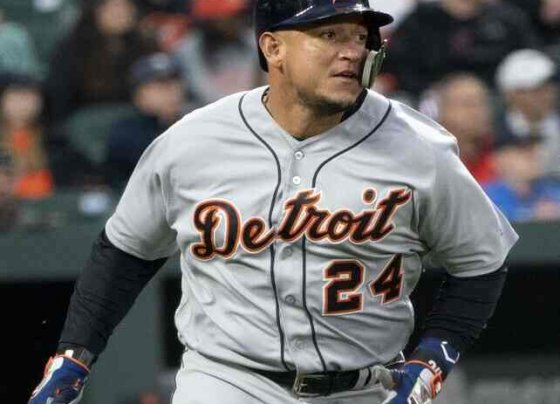 Miguel Cabrera empata marca de Hank Aaron “El Tigre Mayor” como también se le conoce al Grande Liga Miguel Cabrera en los Tigres de Detroit logró una nueva hazaña en su camino hacia el Salón de la Fama, alcanzar y empatar al mítico jugador de béisbol Hank Aaron, ubicado en el puesto 21 al conectar en un juego 4 incogibles en MLB El venezolano Miguel Cabrera, pelotero de los Tigres de Detroit, aumentó su legado en MLB tras empatar una increíble marca de Hank Aaron. Durante el segundo encuentro de la serie entre los Tigers y los Chicago White Sox, “Miggy” tuvo una destacada actuación con cuatro imparables y logró hacer historia en las Grandes Ligas. “El Tigre Mayor” fue alineado el line up de Detroit Tigers como cuarto en el orden al bate y como bateador designado. “Miggy” salió con la vista clara y logró conectar cuatro imparables en cinco turnos al bate. Además, llegó al home en un par de ocasiones y logró remolcar tres carreras. Miguel Cabrera con esta nueva hazaña hace historia y empata la marca de Hank Aaron. Este fue el juego #49 de cuatro o más imparables de Miguel Cabrera en su espectacular carrera en MLB. Aunado a esto, también fue su primer encuentro de cuatro o más indiscutibles desde la temporada 2021 y que lo consiguió ante Piratas. Tras esta enorme actuación, el venezolano empató la marca del legendario Hank Aaron. Miguel Cabrera empató a Hank Aaron en el puesto #21 en la lista de cuatro o más imparables de todos los tiempos en MLB. Sin duda, “Miggy” sigue destacando en su temporada de retiro en Grandes Ligas y demuestra que todavía le queda gasolina en el tanque para aumentar su legado en el mejor béisbol del mundo. Pero a su vez, agregó a su hoja de récord al adueñarse del puesto número 17 de la lista de imparables de todos los tiempos en Grandes Ligas. El venezolano tiene de por vida 3157 indiscutibles y dejó atrás al miembro del Salón de la Fama George Brett que alcanzó los 3154 hits a lo largo de su exitosa trayectoria. Miguel Cabrera todavía tiene un mes para seguir escalando puestos históricos y cimentar su camino al Salón de la Fama de Cooperstown.
