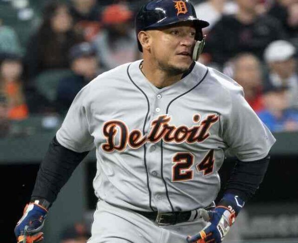 Miguel Cabrera empata marca de Hank Aaron “El Tigre Mayor” como también se le conoce al Grande Liga Miguel Cabrera en los Tigres de Detroit logró una nueva hazaña en su camino hacia el Salón de la Fama, alcanzar y empatar al mítico jugador de béisbol Hank Aaron, ubicado en el puesto 21 al conectar en un juego 4 incogibles en MLB El venezolano Miguel Cabrera, pelotero de los Tigres de Detroit, aumentó su legado en MLB tras empatar una increíble marca de Hank Aaron. Durante el segundo encuentro de la serie entre los Tigers y los Chicago White Sox, “Miggy” tuvo una destacada actuación con cuatro imparables y logró hacer historia en las Grandes Ligas. “El Tigre Mayor” fue alineado el line up de Detroit Tigers como cuarto en el orden al bate y como bateador designado. “Miggy” salió con la vista clara y logró conectar cuatro imparables en cinco turnos al bate. Además, llegó al home en un par de ocasiones y logró remolcar tres carreras. Miguel Cabrera con esta nueva hazaña hace historia y empata la marca de Hank Aaron. Este fue el juego #49 de cuatro o más imparables de Miguel Cabrera en su espectacular carrera en MLB. Aunado a esto, también fue su primer encuentro de cuatro o más indiscutibles desde la temporada 2021 y que lo consiguió ante Piratas. Tras esta enorme actuación, el venezolano empató la marca del legendario Hank Aaron. Miguel Cabrera empató a Hank Aaron en el puesto #21 en la lista de cuatro o más imparables de todos los tiempos en MLB. Sin duda, “Miggy” sigue destacando en su temporada de retiro en Grandes Ligas y demuestra que todavía le queda gasolina en el tanque para aumentar su legado en el mejor béisbol del mundo. Pero a su vez, agregó a su hoja de récord al adueñarse del puesto número 17 de la lista de imparables de todos los tiempos en Grandes Ligas. El venezolano tiene de por vida 3157 indiscutibles y dejó atrás al miembro del Salón de la Fama George Brett que alcanzó los 3154 hits a lo largo de su exitosa trayectoria. Miguel Cabrera todavía tiene un mes para seguir escalando puestos históricos y cimentar su camino al Salón de la Fama de Cooperstown.