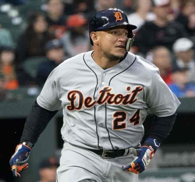 Miguel Cabrera empata marca de Hank Aaron “El Tigre Mayor” como también se le conoce al Grande Liga Miguel Cabrera en los Tigres de Detroit logró una nueva hazaña en su camino hacia el Salón de la Fama, alcanzar y empatar al mítico jugador de béisbol Hank Aaron, ubicado en el puesto 21 al conectar en un juego 4 incogibles en MLB El venezolano Miguel Cabrera, pelotero de los Tigres de Detroit, aumentó su legado en MLB tras empatar una increíble marca de Hank Aaron. Durante el segundo encuentro de la serie entre los Tigers y los Chicago White Sox, “Miggy” tuvo una destacada actuación con cuatro imparables y logró hacer historia en las Grandes Ligas. “El Tigre Mayor” fue alineado el line up de Detroit Tigers como cuarto en el orden al bate y como bateador designado. “Miggy” salió con la vista clara y logró conectar cuatro imparables en cinco turnos al bate. Además, llegó al home en un par de ocasiones y logró remolcar tres carreras. Miguel Cabrera con esta nueva hazaña hace historia y empata la marca de Hank Aaron. Este fue el juego #49 de cuatro o más imparables de Miguel Cabrera en su espectacular carrera en MLB. Aunado a esto, también fue su primer encuentro de cuatro o más indiscutibles desde la temporada 2021 y que lo consiguió ante Piratas. Tras esta enorme actuación, el venezolano empató la marca del legendario Hank Aaron. Miguel Cabrera empató a Hank Aaron en el puesto #21 en la lista de cuatro o más imparables de todos los tiempos en MLB. Sin duda, “Miggy” sigue destacando en su temporada de retiro en Grandes Ligas y demuestra que todavía le queda gasolina en el tanque para aumentar su legado en el mejor béisbol del mundo. Pero a su vez, agregó a su hoja de récord al adueñarse del puesto número 17 de la lista de imparables de todos los tiempos en Grandes Ligas. El venezolano tiene de por vida 3157 indiscutibles y dejó atrás al miembro del Salón de la Fama George Brett que alcanzó los 3154 hits a lo largo de su exitosa trayectoria. Miguel Cabrera todavía tiene un mes para seguir escalando puestos históricos y cimentar su camino al Salón de la Fama de Cooperstown.