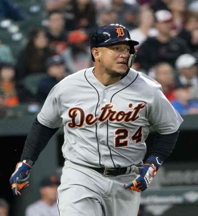 Miguel Cabrera empata marca de Hank Aaron “El Tigre Mayor” como también se le conoce al Grande Liga Miguel Cabrera en los Tigres de Detroit logró una nueva hazaña en su camino hacia el Salón de la Fama, alcanzar y empatar al mítico jugador de béisbol Hank Aaron, ubicado en el puesto 21 al conectar en un juego 4 incogibles en MLB El venezolano Miguel Cabrera, pelotero de los Tigres de Detroit, aumentó su legado en MLB tras empatar una increíble marca de Hank Aaron. Durante el segundo encuentro de la serie entre los Tigers y los Chicago White Sox, “Miggy” tuvo una destacada actuación con cuatro imparables y logró hacer historia en las Grandes Ligas. “El Tigre Mayor” fue alineado el line up de Detroit Tigers como cuarto en el orden al bate y como bateador designado. “Miggy” salió con la vista clara y logró conectar cuatro imparables en cinco turnos al bate. Además, llegó al home en un par de ocasiones y logró remolcar tres carreras. Miguel Cabrera con esta nueva hazaña hace historia y empata la marca de Hank Aaron. Este fue el juego #49 de cuatro o más imparables de Miguel Cabrera en su espectacular carrera en MLB. Aunado a esto, también fue su primer encuentro de cuatro o más indiscutibles desde la temporada 2021 y que lo consiguió ante Piratas. Tras esta enorme actuación, el venezolano empató la marca del legendario Hank Aaron. Miguel Cabrera empató a Hank Aaron en el puesto #21 en la lista de cuatro o más imparables de todos los tiempos en MLB. Sin duda, “Miggy” sigue destacando en su temporada de retiro en Grandes Ligas y demuestra que todavía le queda gasolina en el tanque para aumentar su legado en el mejor béisbol del mundo. Pero a su vez, agregó a su hoja de récord al adueñarse del puesto número 17 de la lista de imparables de todos los tiempos en Grandes Ligas. El venezolano tiene de por vida 3157 indiscutibles y dejó atrás al miembro del Salón de la Fama George Brett que alcanzó los 3154 hits a lo largo de su exitosa trayectoria. Miguel Cabrera todavía tiene un mes para seguir escalando puestos históricos y cimentar su camino al Salón de la Fama de Cooperstown.