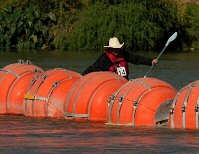Ambas víctimas fueron localizadas al norte de las barreras flotantes instaladas por Texas en el Río Grande para frenar los cruces de inmigrantes.