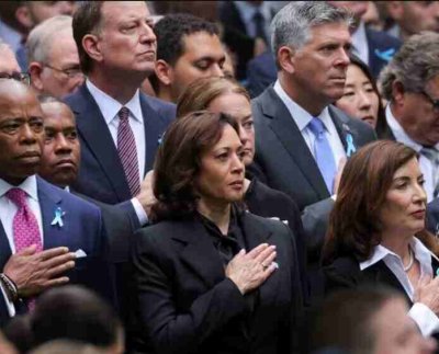 Las campanas sonaron en la zona cero y se desarrollaron tributos solemnes en todo el país mientras los estadounidenses recordaron el horror y el legado del 11 de septiembre.