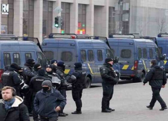 Recibimos información sobre la presencia de explosivos en escuelas de Kiev», indicó la portavoz de la policía Yulia Girdvili