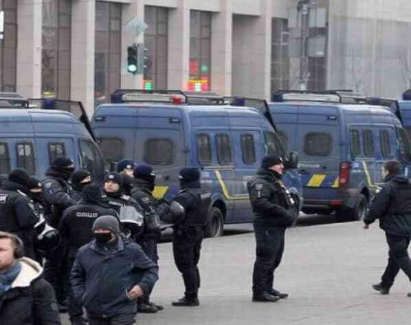 Recibimos información sobre la presencia de explosivos en escuelas de Kiev», indicó la portavoz de la policía Yulia Girdvili