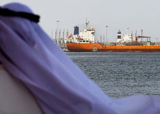 Precios de crudos de referencia WTI y Brent subieron a niveles cercanos a 88 dólares y 91 dólares ante la extensión de recortes que afectarán a Estados Unidos.