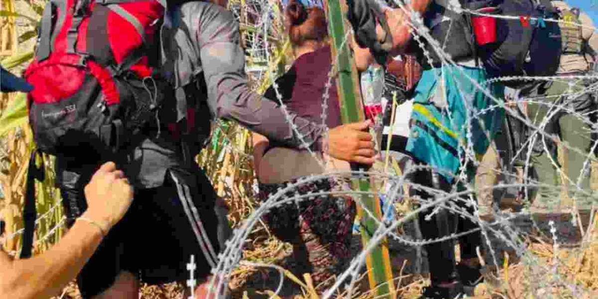 El cruce de miles de migrantes por Eagle Pass en unos pocos días llevó a las autoridades de la localidad fronteriza a declarar estado de emergencia.