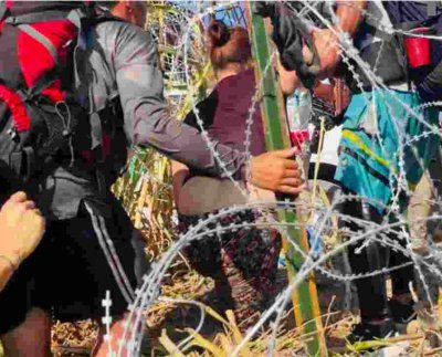 El cruce de miles de migrantes por Eagle Pass en unos pocos días llevó a las autoridades de la localidad fronteriza a declarar estado de emergencia.