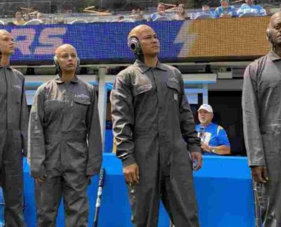Cuatro robots “aficionados” equipados con IA se hicieron presentes en las gradas del SoFi Stadium cautivando la atención de los espectadores.