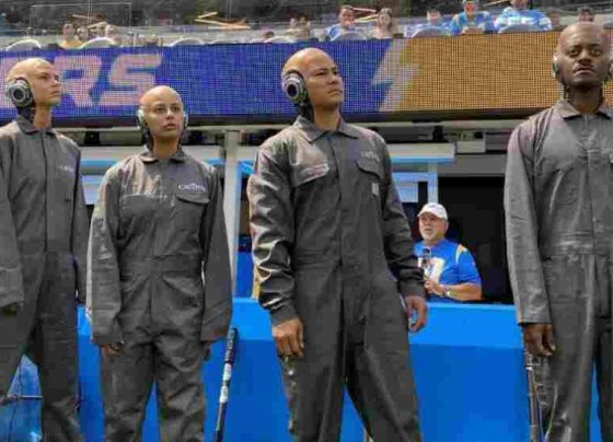 Cuatro robots “aficionados” equipados con IA se hicieron presentes en las gradas del SoFi Stadium cautivando la atención de los espectadores.