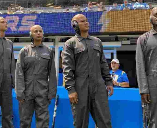 Cuatro robots “aficionados” equipados con IA se hicieron presentes en las gradas del SoFi Stadium cautivando la atención de los espectadores.