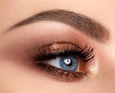 El efecto smoke eyes u ojos ahumados es una técnica de maquillaje que consiste en crear un degradado de sombras alrededor del ojo.