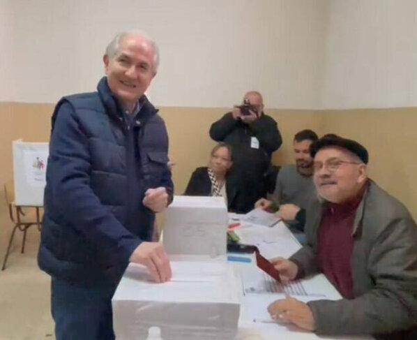 Tras los resultados de las elecciones opositoras, ganadas por María Corina Machado, el Fiscal General, Tarek William Saab, afecto de Maduro, anunció una investigación penal en contra de la Comisión Nacional de Primaria, por supuestas irregularidades.