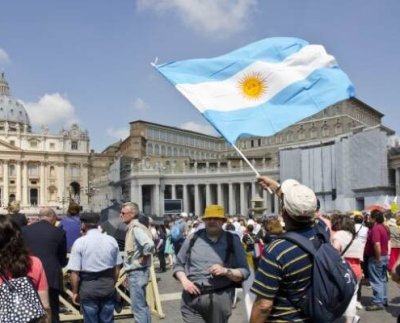 Argentina llega a unas elecciones presidenciales con la hiperinflación como gran riesgo. La propuesta de dolarizar la economía centra el debate político económico y social.