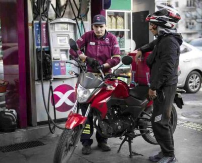 Las colas en las gasolineras comenzaron a formarse a finales de la semana pasada y continuaron durante el fin de semana.