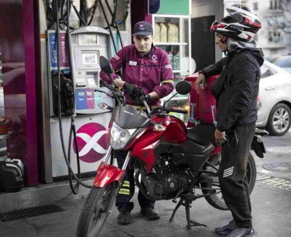 Las colas en las gasolineras comenzaron a formarse a finales de la semana pasada y continuaron durante el fin de semana.