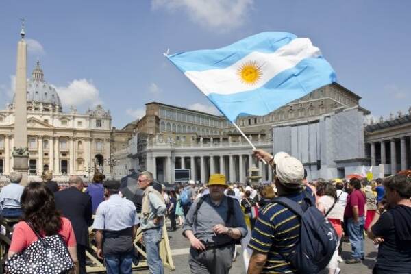 Argentina llega a unas elecciones presidenciales con la hiperinflación como gran riesgo. La propuesta de dolarizar la economía centra el debate político económico y social.