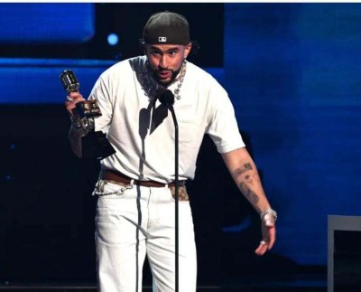 Bad Bunny obtuvo siete estatuillas incluyendo la de Artista del Año. Peso Pluma el máximo favorito de la noche se quedó al final con ocho.