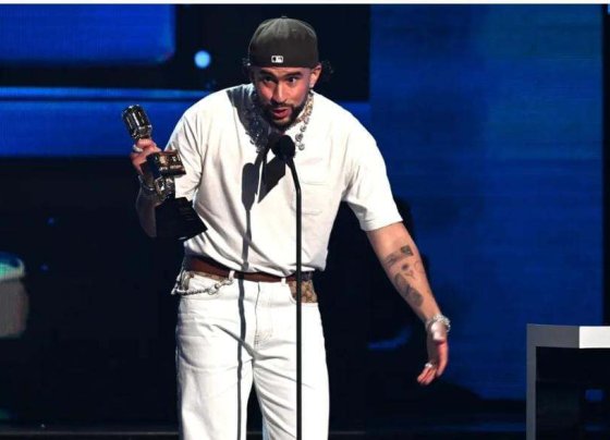 Bad Bunny obtuvo siete estatuillas incluyendo la de Artista del Año. Peso Pluma el máximo favorito de la noche se quedó al final con ocho.