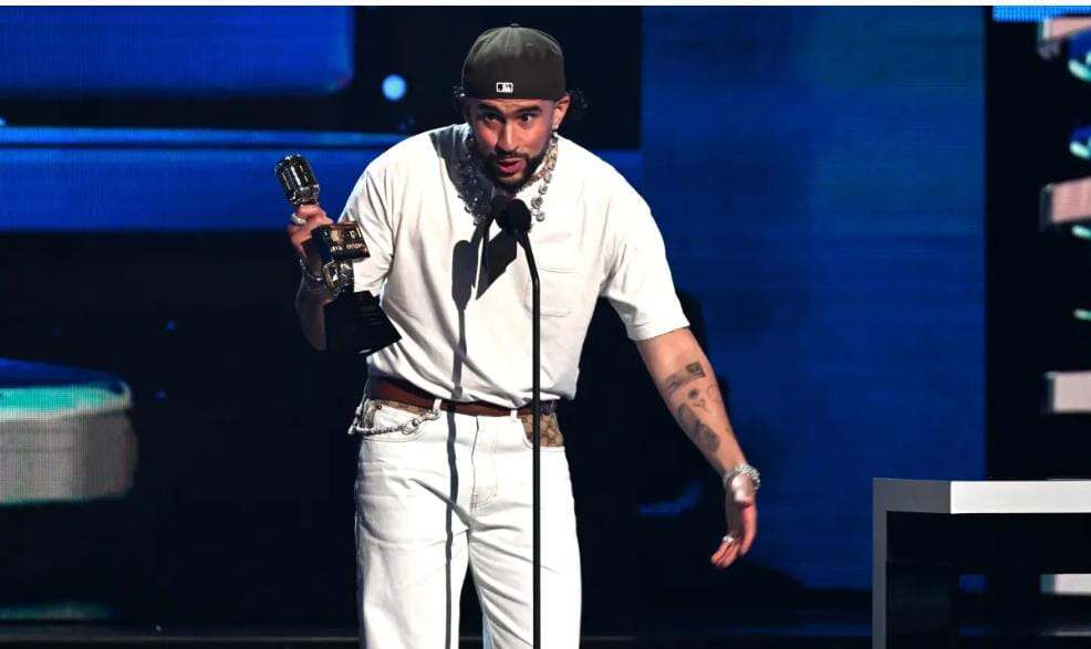 Bad Bunny obtuvo siete estatuillas incluyendo la de Artista del Año. Peso Pluma el máximo favorito de la noche se quedó al final con ocho.