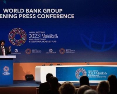 La economía mundial está mejor de lo que pensábamos hace un año pero las guerras suponen un desafío para el intento de los bancos centrales de lograr un aterrizaje relativamente suave.