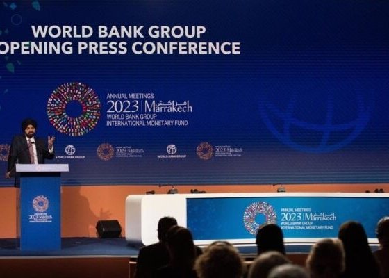 La economía mundial está mejor de lo que pensábamos hace un año pero las guerras suponen un desafío para el intento de los bancos centrales de lograr un aterrizaje relativamente suave.