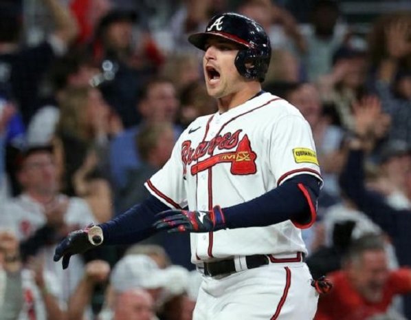 Los Bravos de Atlanta se apoyaron en un cuadrangular de Austin Riley y una atrapada de Michael Harris III para de esta manera empatar la serie