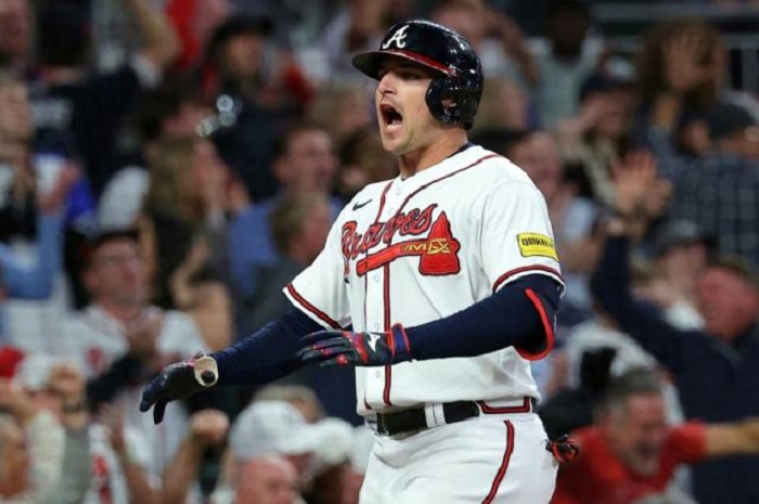 Los Bravos de Atlanta se apoyaron en un cuadrangular de Austin Riley y una atrapada de Michael Harris III para de esta manera empatar la serie