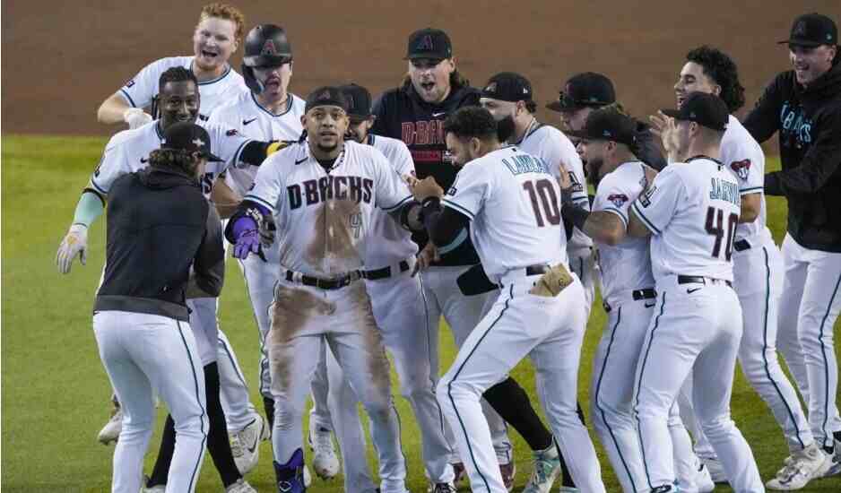 Los Diamond Backs se acercaron a 2-1 en la Serie de Campeonato de la Liga Nacional al remontar para vencer 2-1 a los Filis de Filadelfia el jueves.