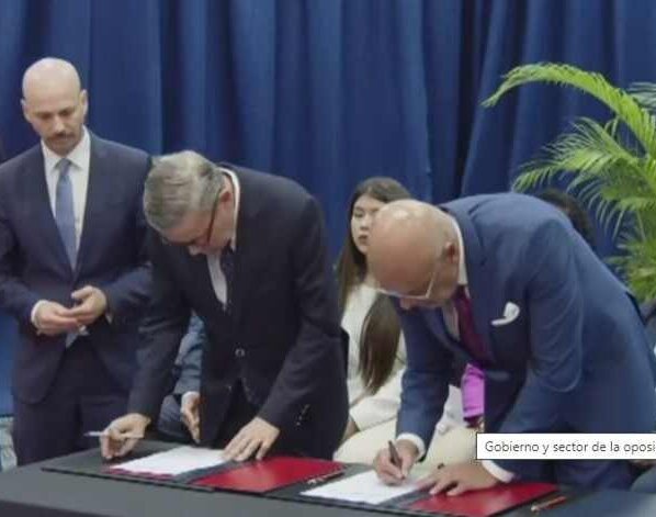 El gobierno de Estados Unidos anunció la flexibilización limitada y temporal de algunas sanciones impuestas a la industria petrolera y gasífera de Venezuela tras la firma en Barbados de dos acuerdos