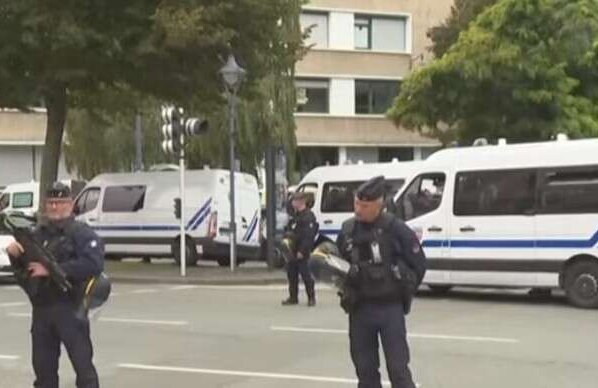 Tras el ataque con cuchillo que cobró la vida de un profesor en el instituto Gambetta de Arras Francia elevó su nivel de alerta a "ataque de emergencia".