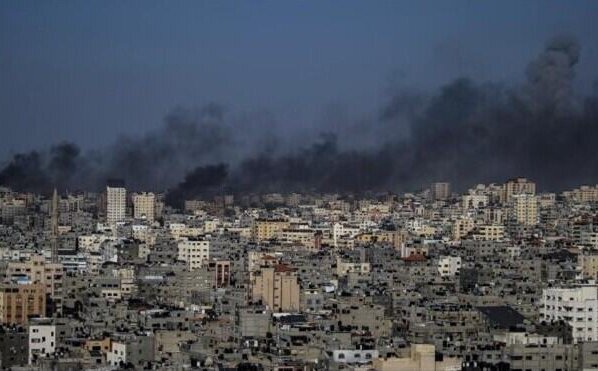 En los intensos bombardeos israelíes sobre la Franja de Gaza en la mañana de este lunes murieron 50 personas durante ataques a dos distritos de Jan Yunis en el sur de la Franja.