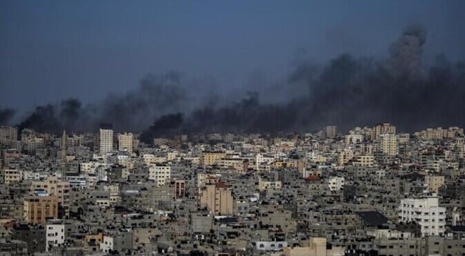 En los intensos bombardeos israelíes sobre la Franja de Gaza en la mañana de este lunes murieron 50 personas durante ataques a dos distritos de Jan Yunis en el sur de la Franja.