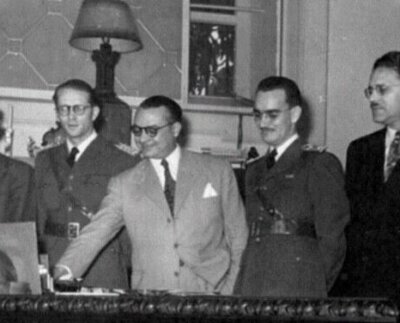 Más que la oposición entre dictadura y democracia fue un enfrentamiento entre 2 tendencias democráticas: una representada por el medinismo y una representada por Betancourt.